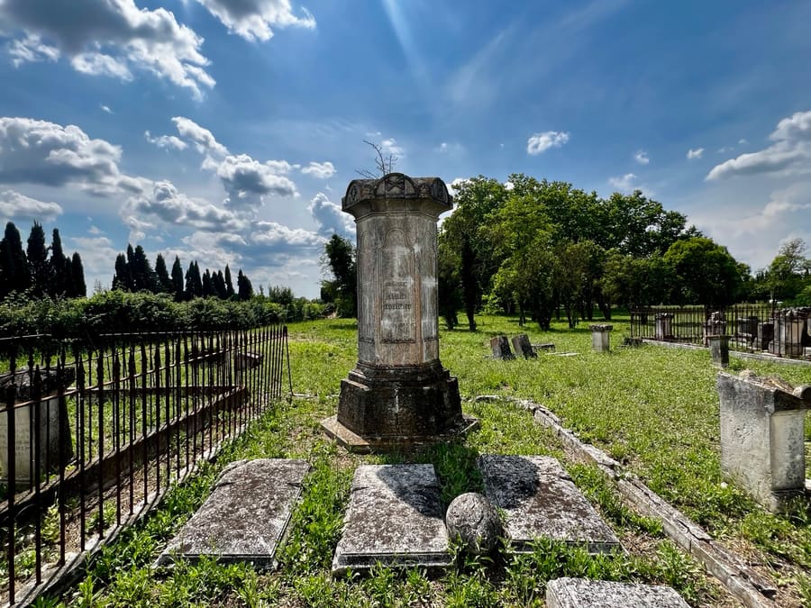 Cimetière juif de L’Isle-sur-la-Sorgue