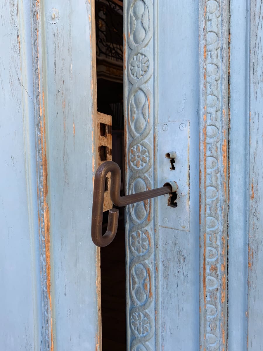 Porte ancienne de synagogue et patrimoine des Juifs du Pape