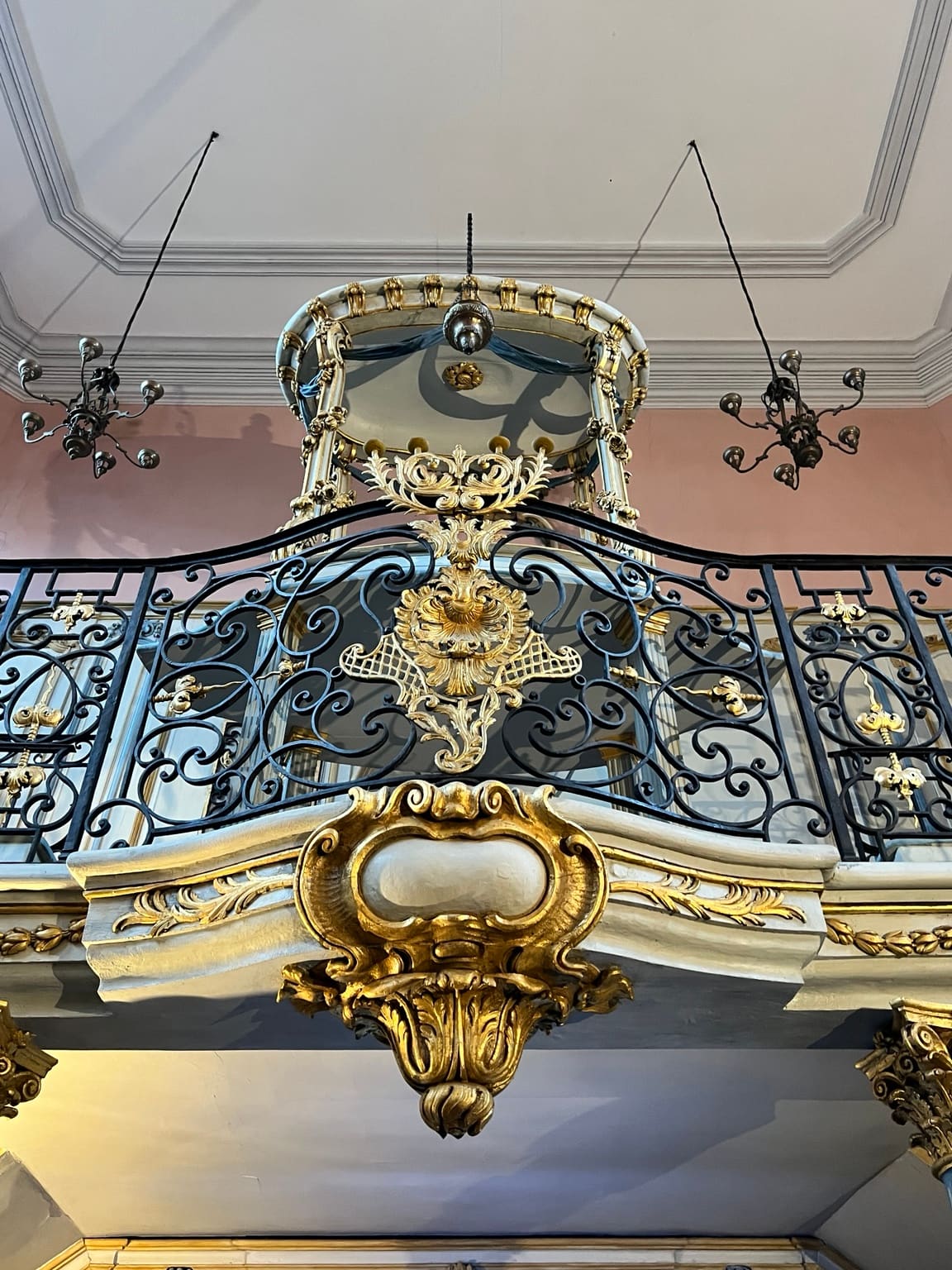 Intérieur d’une synagogue comtadine.